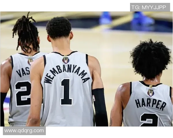 马刺与尼克斯激战正酣NBA经典对决再度上演球迷热情高涨